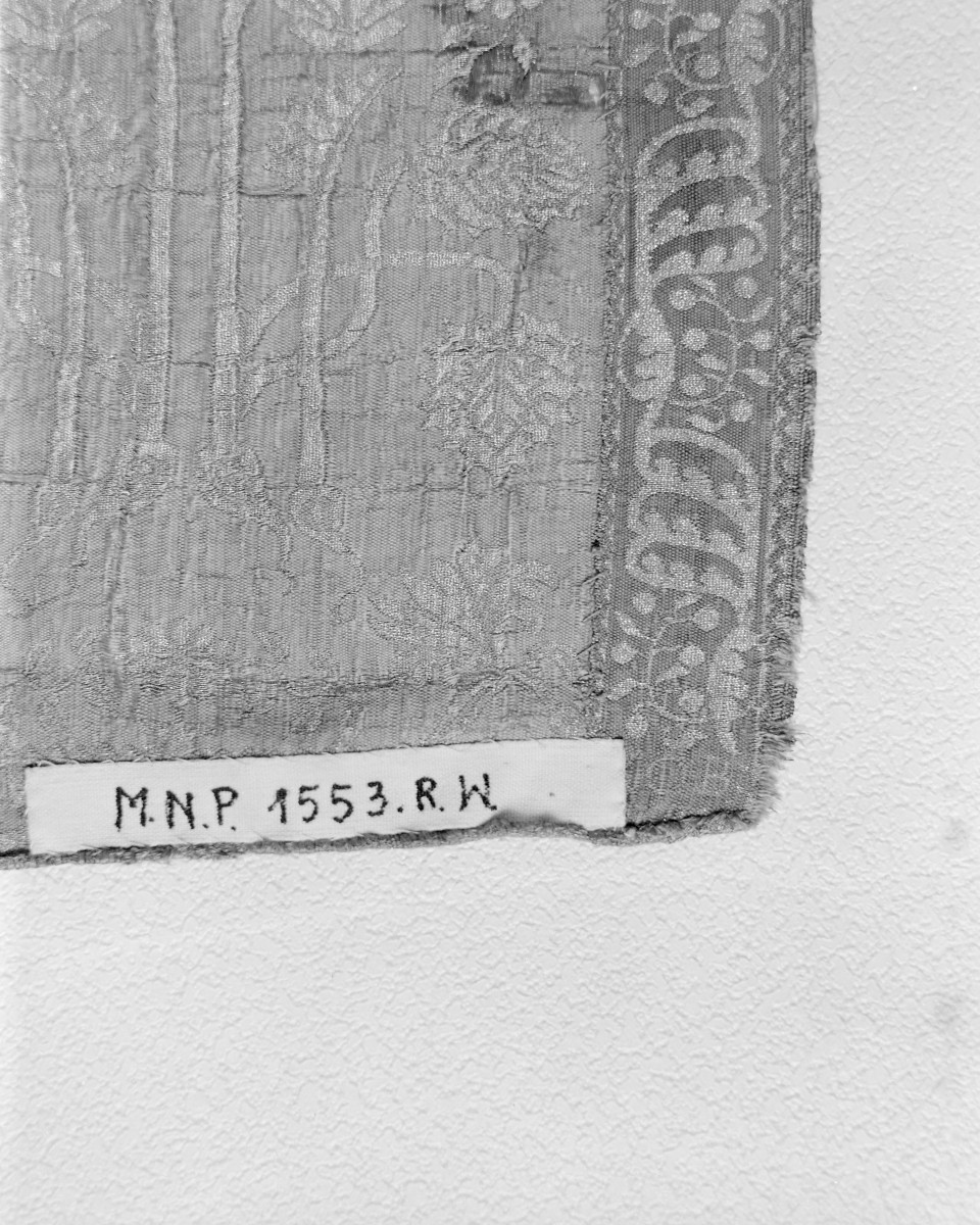 Muzeum Narodowe - od. Muzeum Sztuk Użytkowych - zbiory - pas półlity czterostronny - Kobyłka /1781 - 1784 rok/ - głowa i wciąża /fragment/ - sygnatura, skan 1