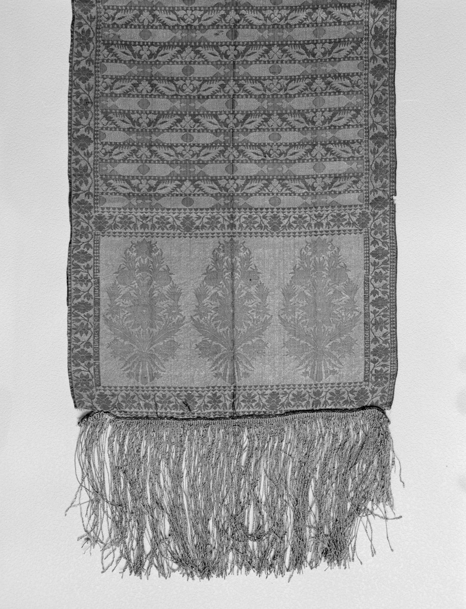 Muzeum Archidiecezjalne - zbiory - pas lity dwustronny - Stambuł /XVIII wiek/ - głowa i wciąża /fragment/ - awers, skan 1