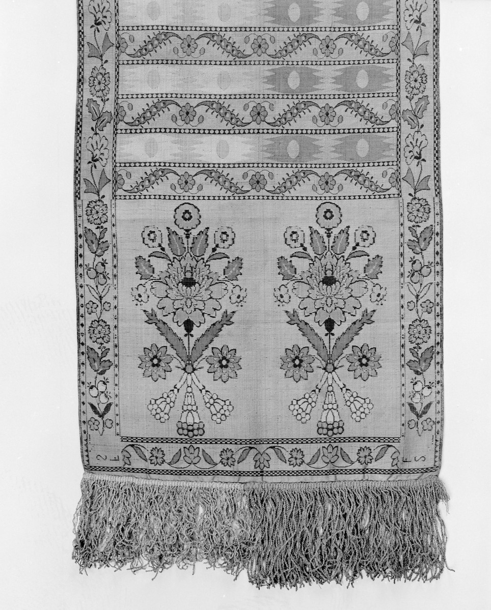 Muzeum Diecezjalne - zbiory - pas jedwabny dwustronny - Lyon /1785 - 1792 rok/ - głowa i wciąża /fragment/ - awers, skan 1