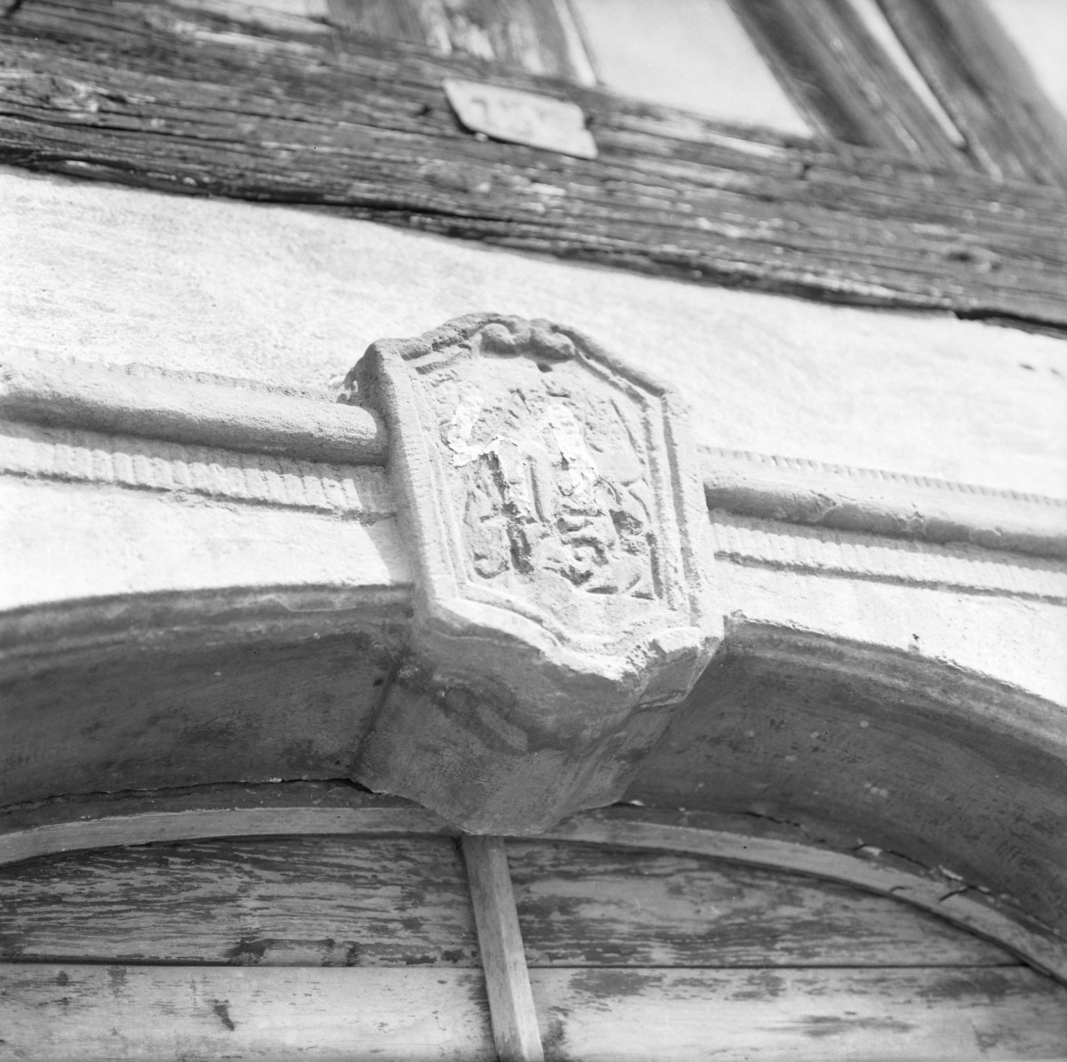 zagroda wiejska - dom nr. 41 / stodoła - elewacja frontowa - fragment - drzwi wejściowe - fragment kamiennego portalu, skan 1