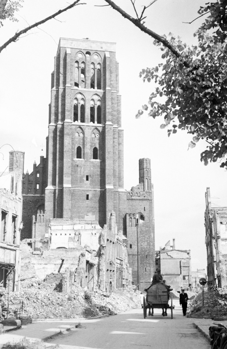 	kościół katedralny pw. Najświętszej Marii Panny - widok od zachodu, skan 1