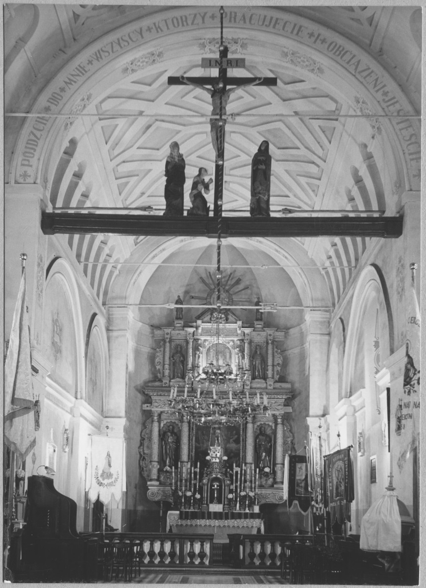 Kościół parafialny - wnętrze, widok na prezbiterium, skan 1
