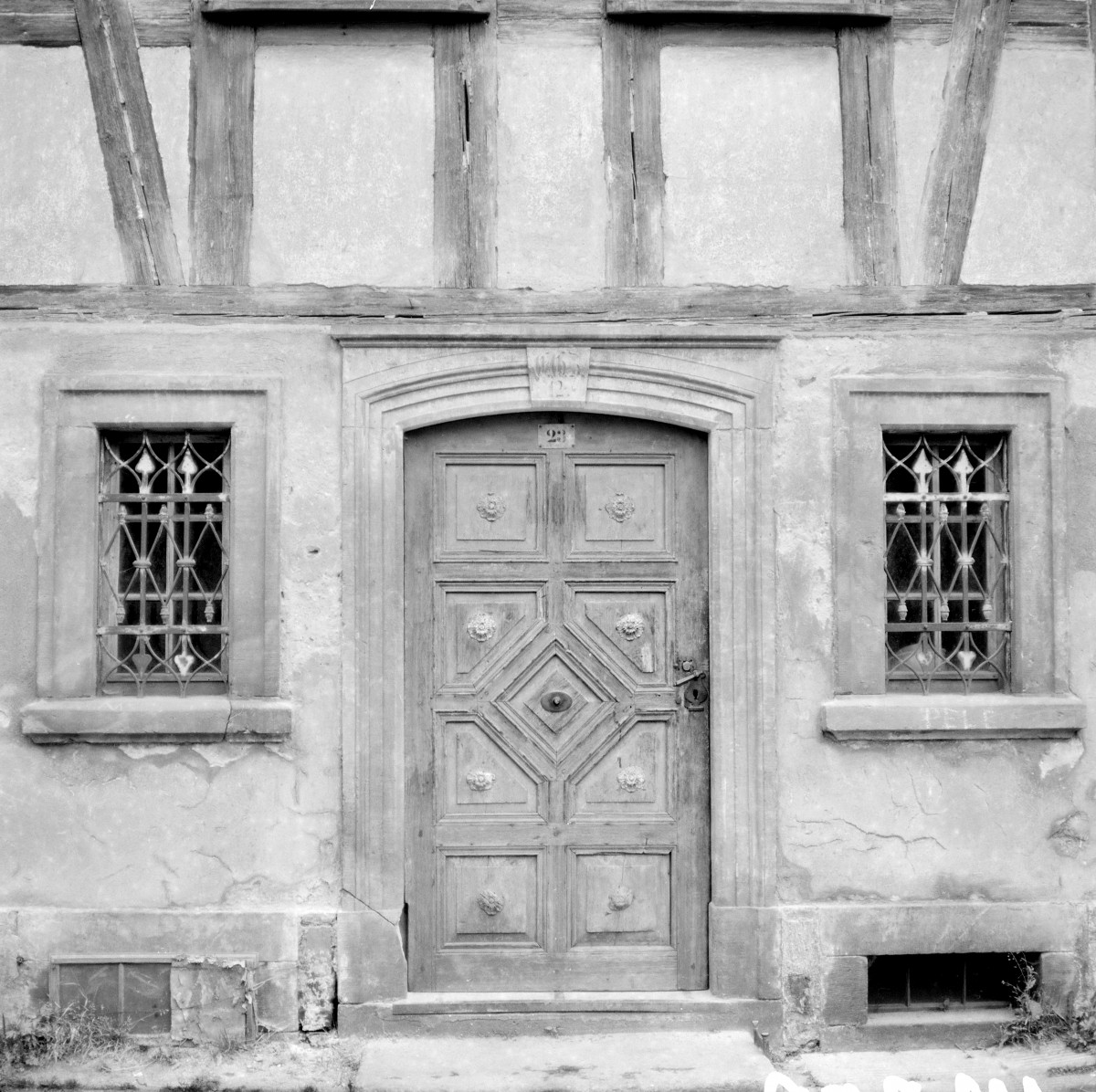 dom - elewacja frontowa - fragment - portal, skan 1