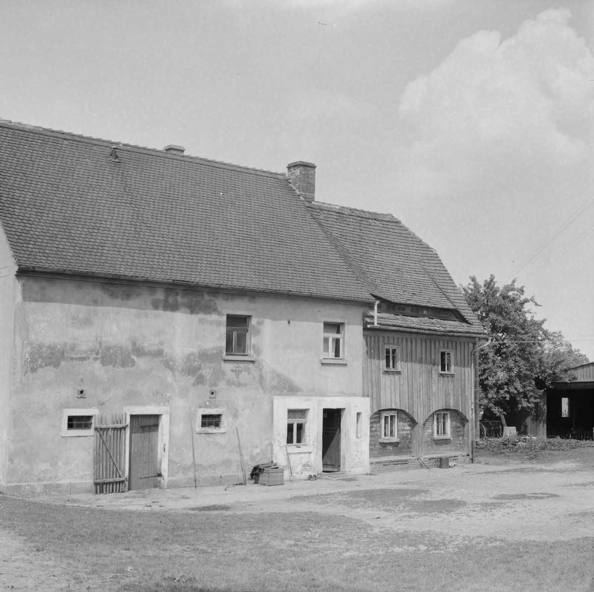 zespół zagrodowy - dom ul. Górnicza nr. 17 / stodoła - elewacja frontowa - fragment, skan 1