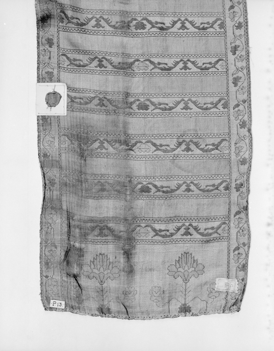 Muzeum Diecezjalne - zbiory - pas jedwabny czterostronny - Kraków /XVIII/XIX wiek/ - głowa i wciąża /fragment/ - awers, skan 1