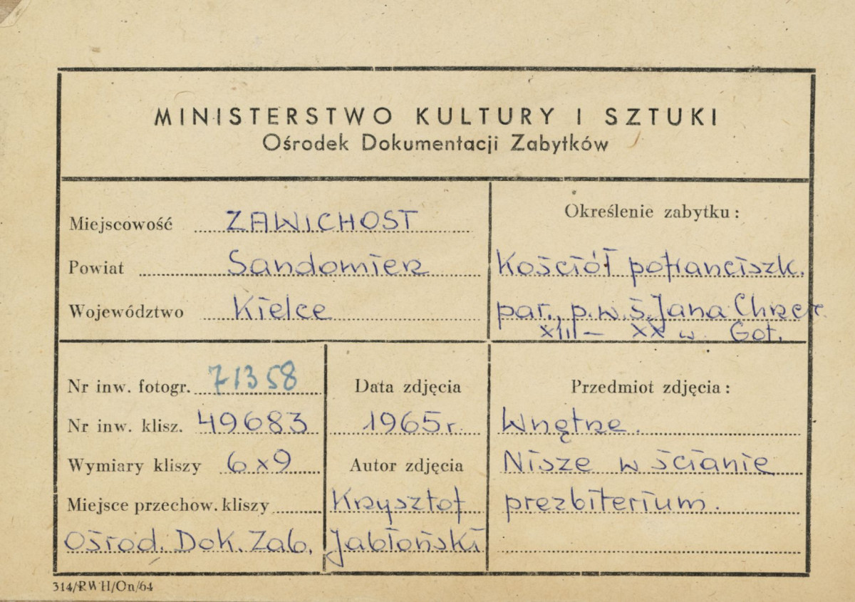 Zespół klasztorny - wnętrze kościoła, nisze w ścianie prezbiterium - metryczka, skan 1