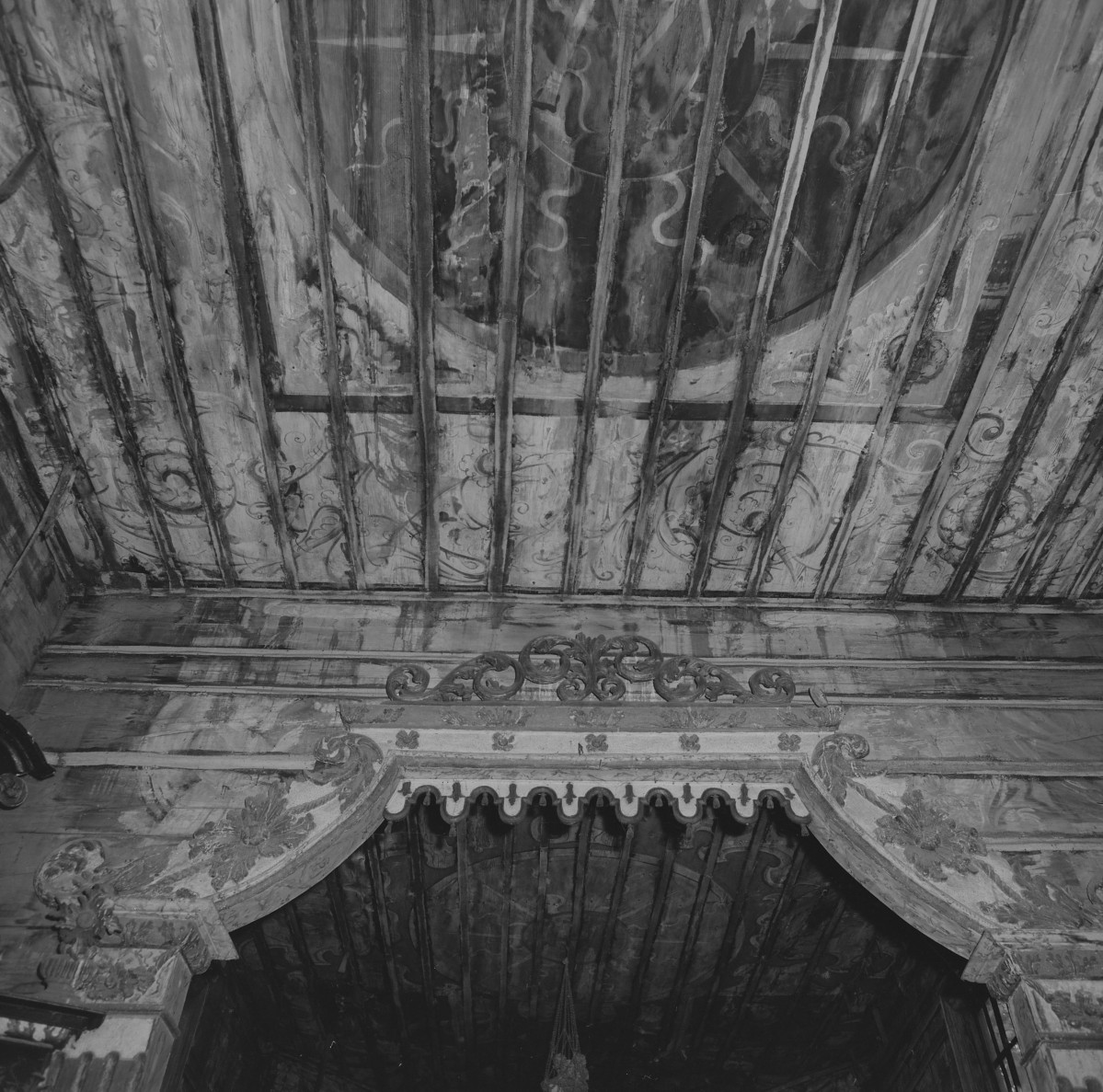 kaplica pw. Nawiedzenia i Zwiastowania Najświętszej Marii Panny - wnętrze - prezbiterium - łuk tęczowy - polichromia - fragment /od strony nawy/, skan 1