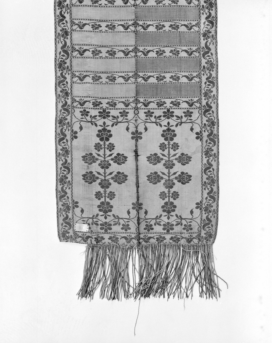 Muzeum Diecezjalne - zbiory - pas jedwabny trójstronny - Kobyłka /1781 - 1794 rok/ -  głowa i wciąża /fragment/ - awers, skan 1