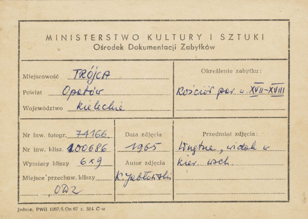 Kościół parafialny św. Trójcy -  wnętrze, widok nawy w kierunku prezbiterium - metryczka, skan 1