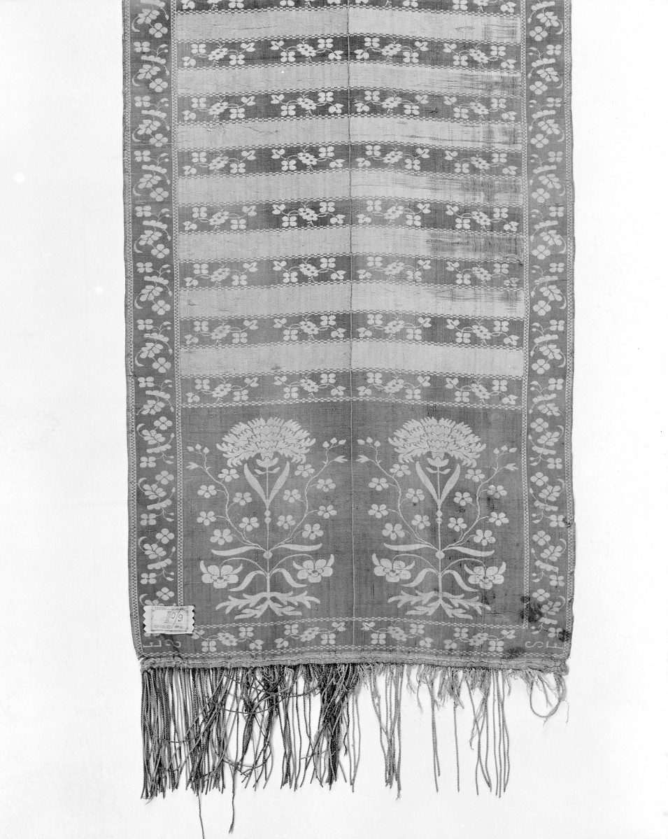 Muzeum Diecezjalne - zbiory - pas jedwabny czterostronny - /XVIII wiek/ -  głowa i wciąża /fragment/ - rewers, skan 1