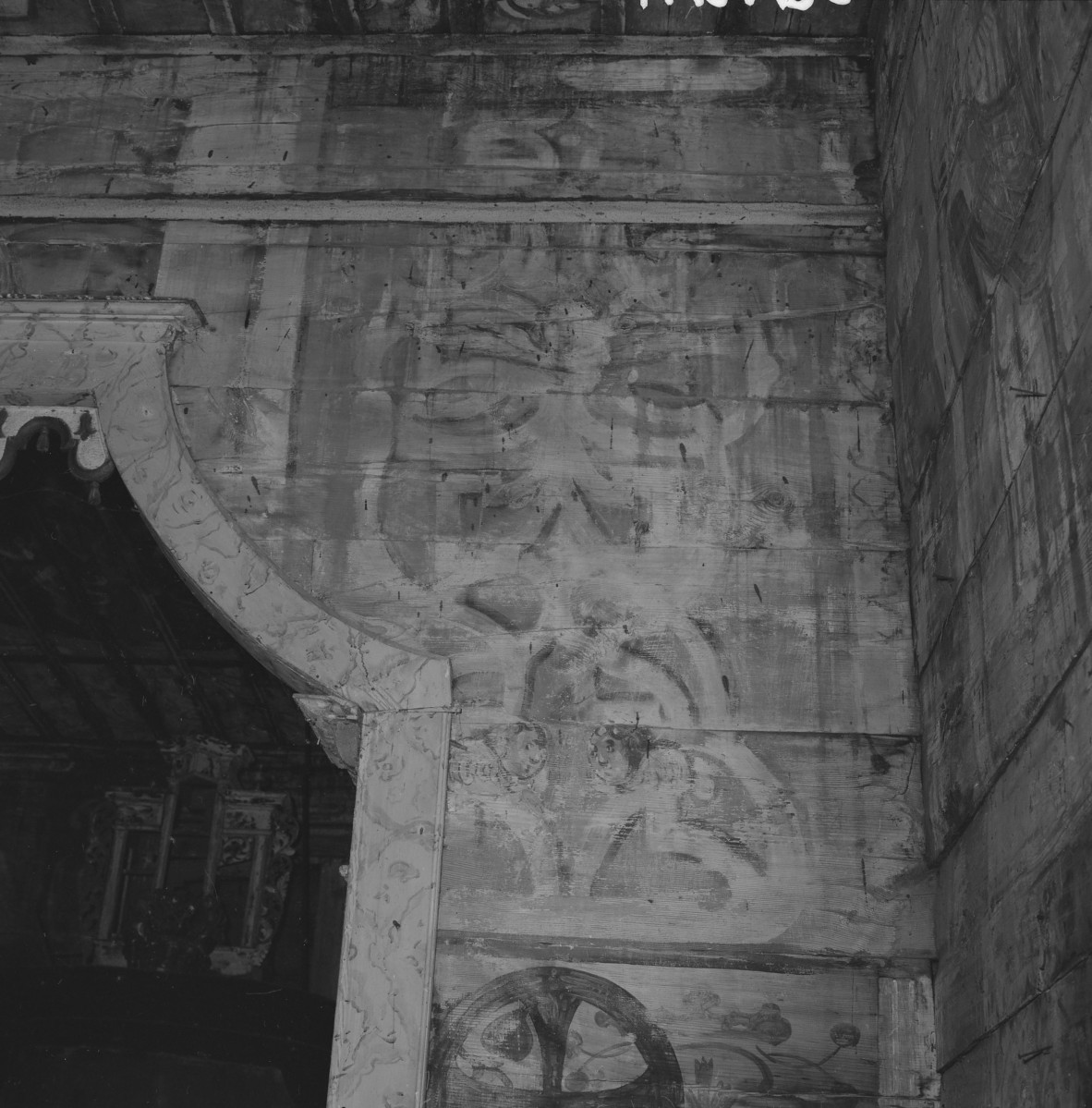 kaplica pw. Nawiedzenia i Zwiastowania Najświętszej Marii Panny - wnętrze - prezbiterium - łuk tęczowy - polichromia - fragment /od strony prezbiterium/, skan 1