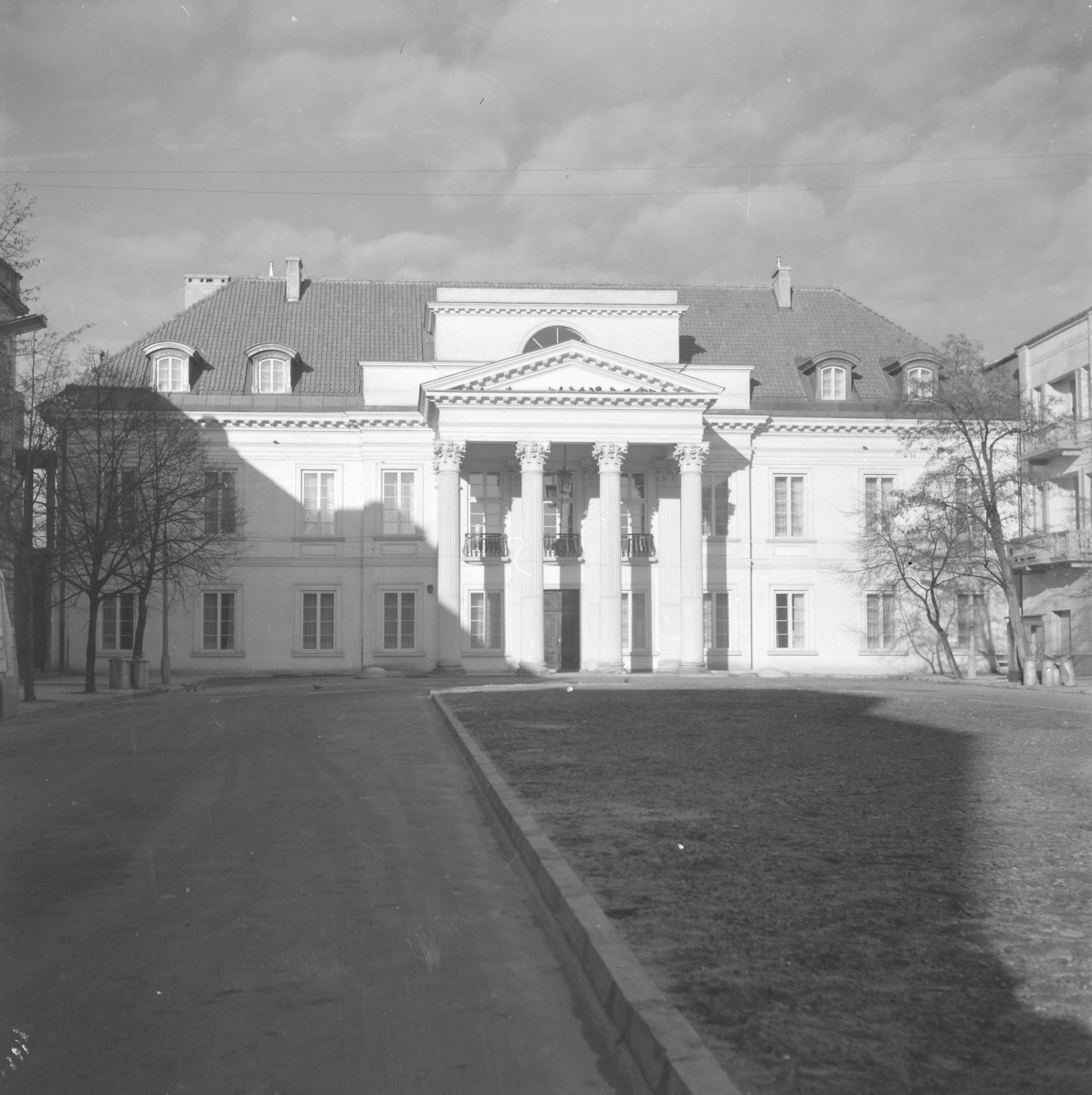 Pałac Mniszchów. Budynek po odbudowie. Fronton., skan 1