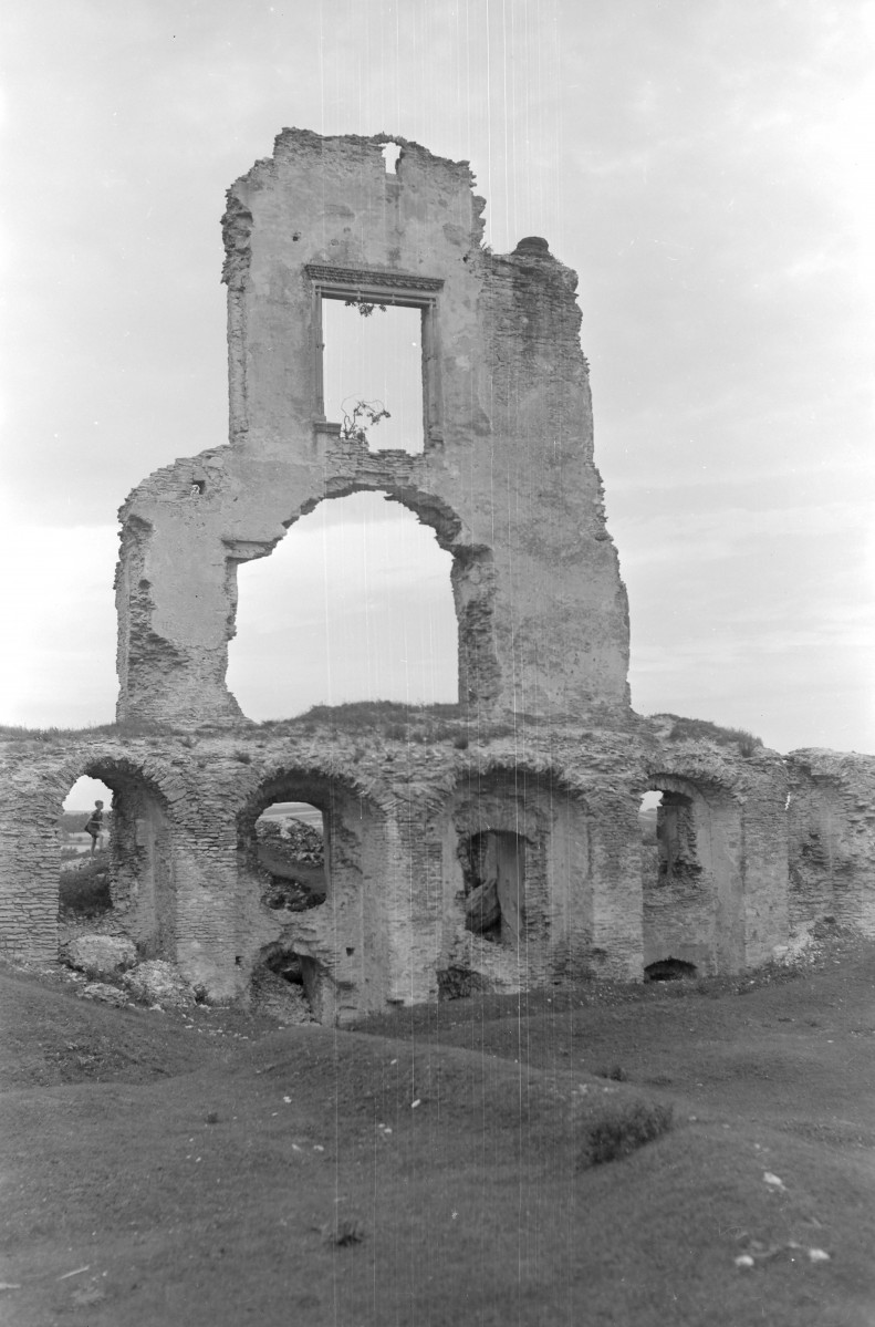ruiny zamku - fragment ruin, skan 1