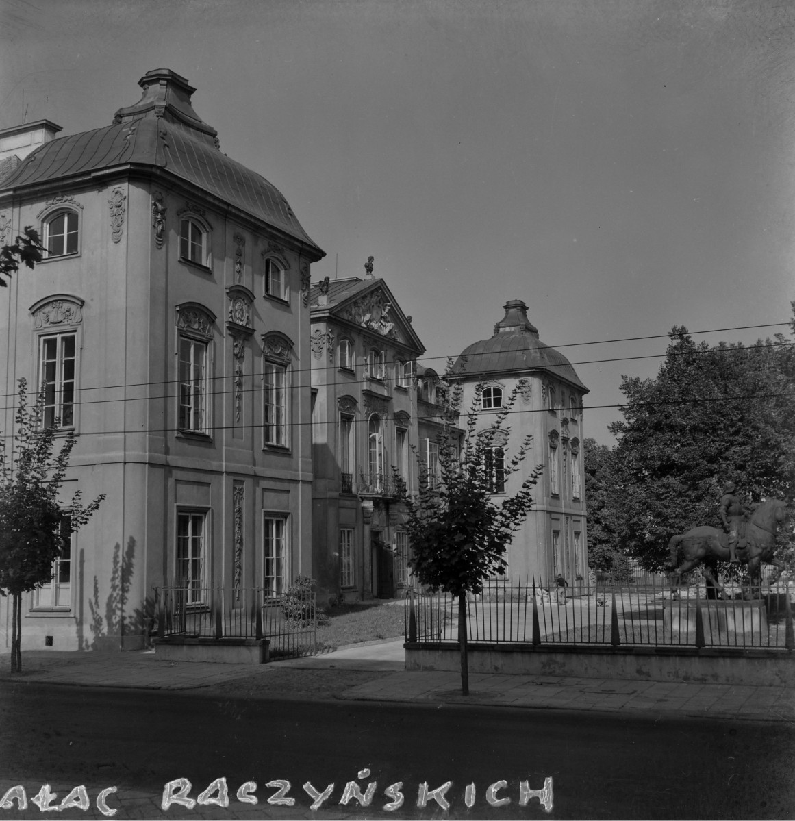 Zniszczony pałac Raczyńskich. Widok ogólny po odbudowie. Widok z ulicy., skan 1