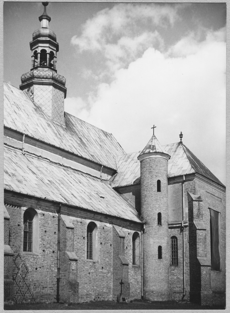 Kościół parafialny - fragment elewacji płd., widok od strony płd. - zach. , skan 1