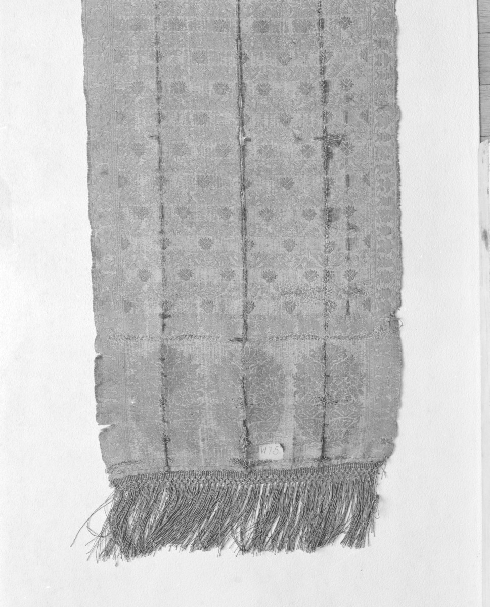 Muzeum im. Kazimierza Pułaskiego - zbiory - pas lity dwustronny - Turcja /XVIII wiek/ - głowa i wciąża /fragment/ - awers, skan 1
