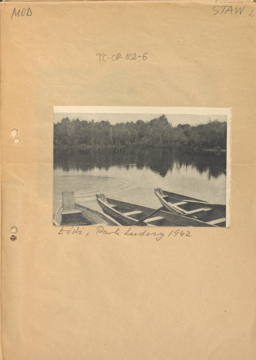 wycinek z nieznanej publikacji na karcie, przedstawiający według opisu: „Mod. Staw, Łódź, Park Ludowy 1942”, skan 1