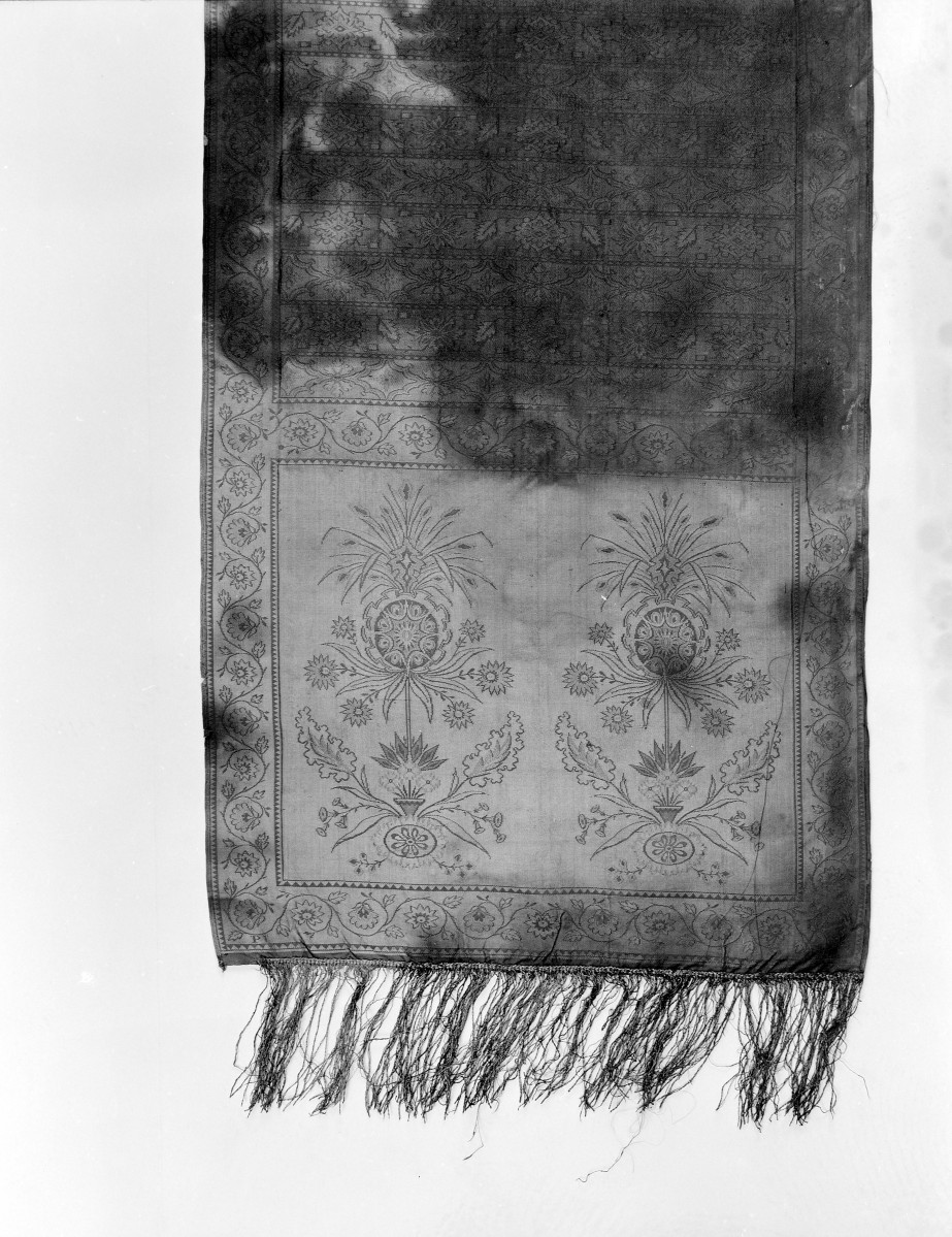 Muzeum Diecezjalne - zbiory - pas jedwabny jednostronny - Lyon /1789 - 1792 rok/ - głowa i wciąża /fragment/ - awers, skan 1