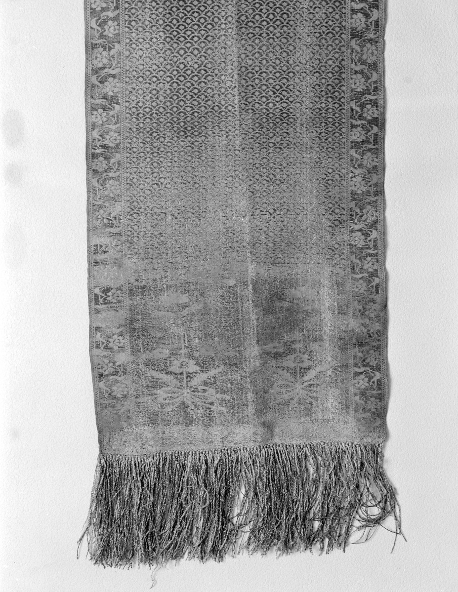 Muzeum im. Kazimierza Pułaskiego - zbiory - pas lity dwustronny - /XVIII wiek/ - głowa i wciąża /fragment/ - awers, skan 1