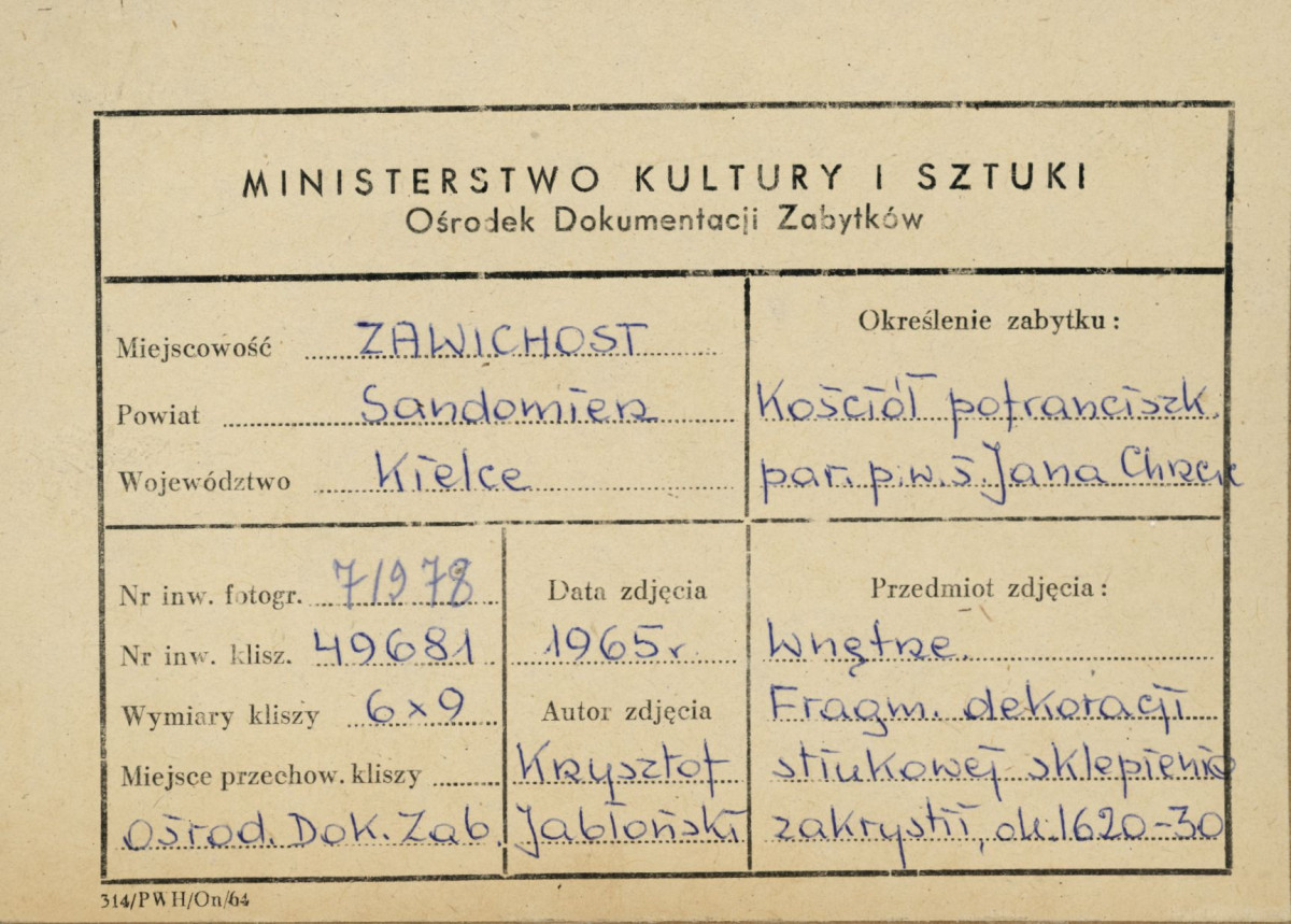 Zespół klasztorny - wnętrze kościoła, fragment dekoracji stiukowych na sklepieniu zakrystii - metryczka, skan 1