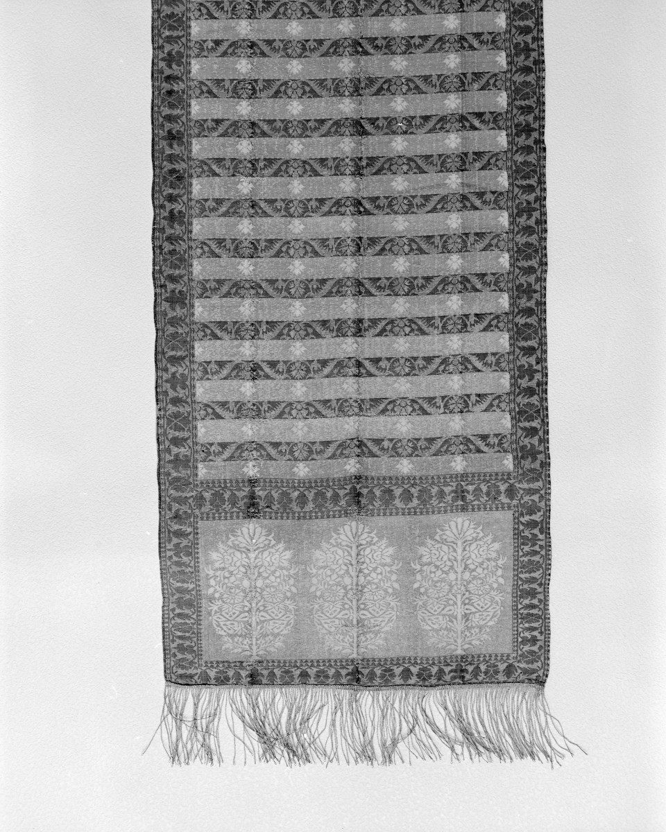 Muzeum Narodowe - od. Muzeum Sztuk Użytkowych - zbiory - pas lity dwustronny - Stambuł /XVIII wiek/ - głowa i wciąża /fragment/ - awers, skan 1
