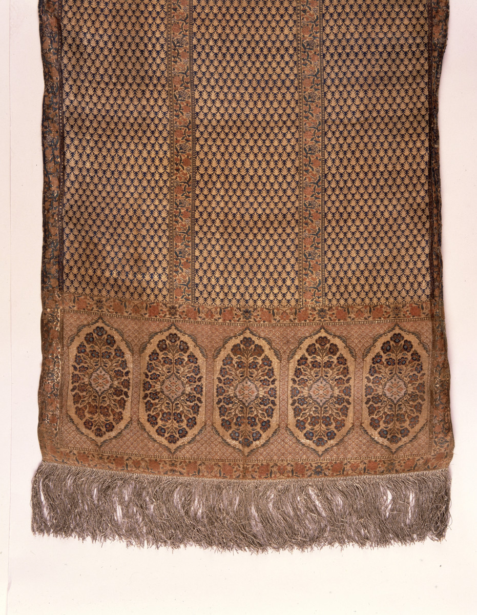 Centralne Muzeum Włókiennictwa - zbiory - pas lity jednostronny - Persja - Kaszan /1700 - 1722 rok/ - głowa i wciąża /fragment/ - awers, skan 1