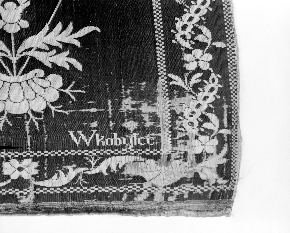 Muzeum Diecezjalne - zbiory - pas jedwabny czterostronny - Kobyłka /Szczepan Filsjean 1787 - 1794 rok/ - głowa i wciąża /fragment/ - sygnatura, skan 1