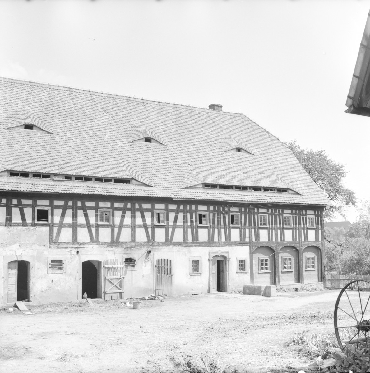 zagroda wiejska - dom nr. 41 / stodoła - elewacja frontowa - fragment, skan 1