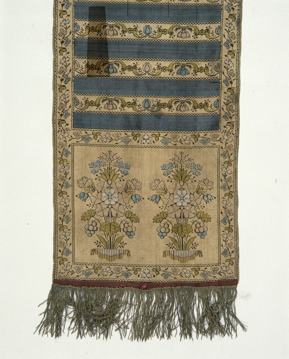 Muzeum Diecezjalne - zbiory - pas jedwabny jednostronny - Lyon /1785 - 1792 rok/ - głowa i wciąża /fragment/ - awers, skan 1