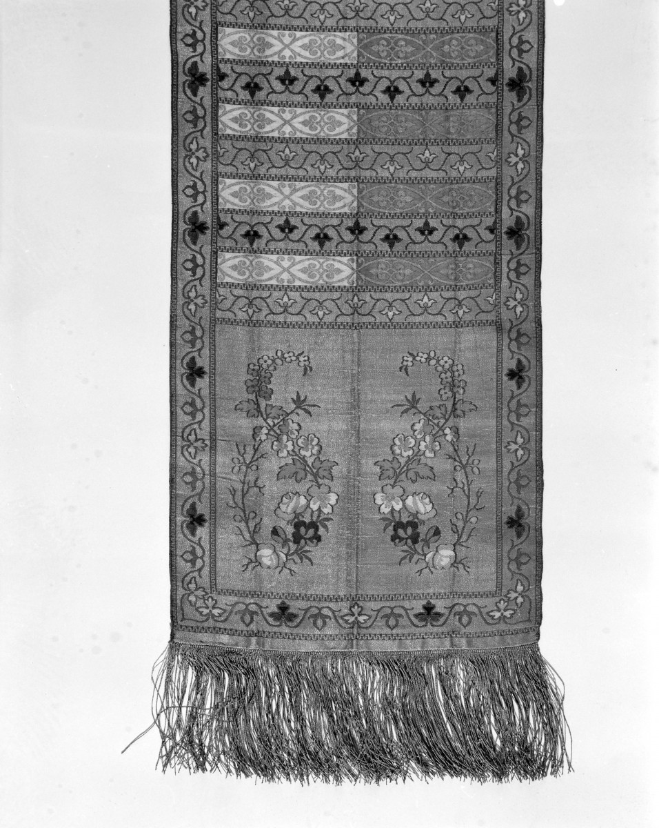 Centralne Muzeum Włókiennictwa - zbiory - pas lity dwustronny - /XX wiek/ - głowa i wciąża /fragment/ - awers, skan 1