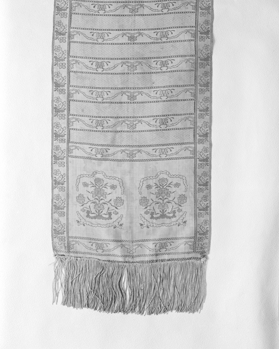Muzeum Narodowe - zbiory - pas jedwabny dwustronny - Kutkorz /XVIII wiek/ - głowa i wciąża /fragment/ - awers, skan 1
