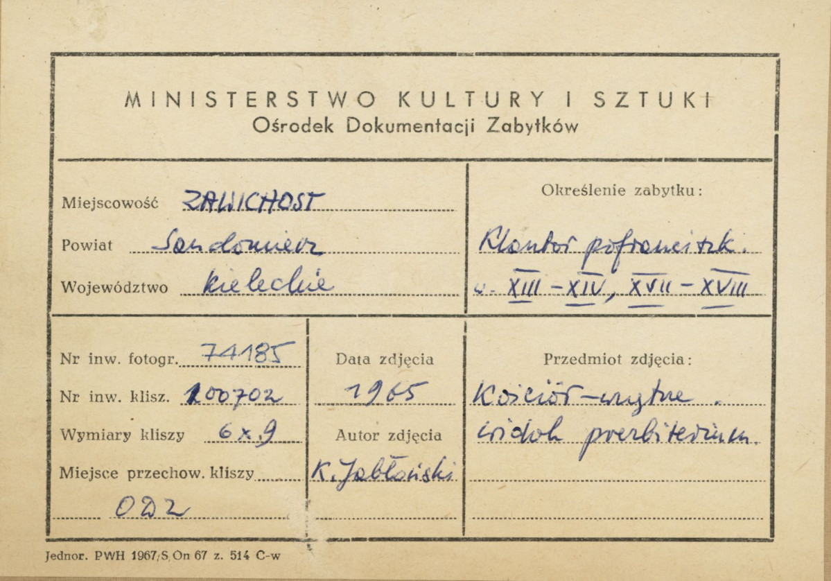 Zespół klasztorny - wnętrze kościoła, widok na prezbiterium - metryczka, skan 1