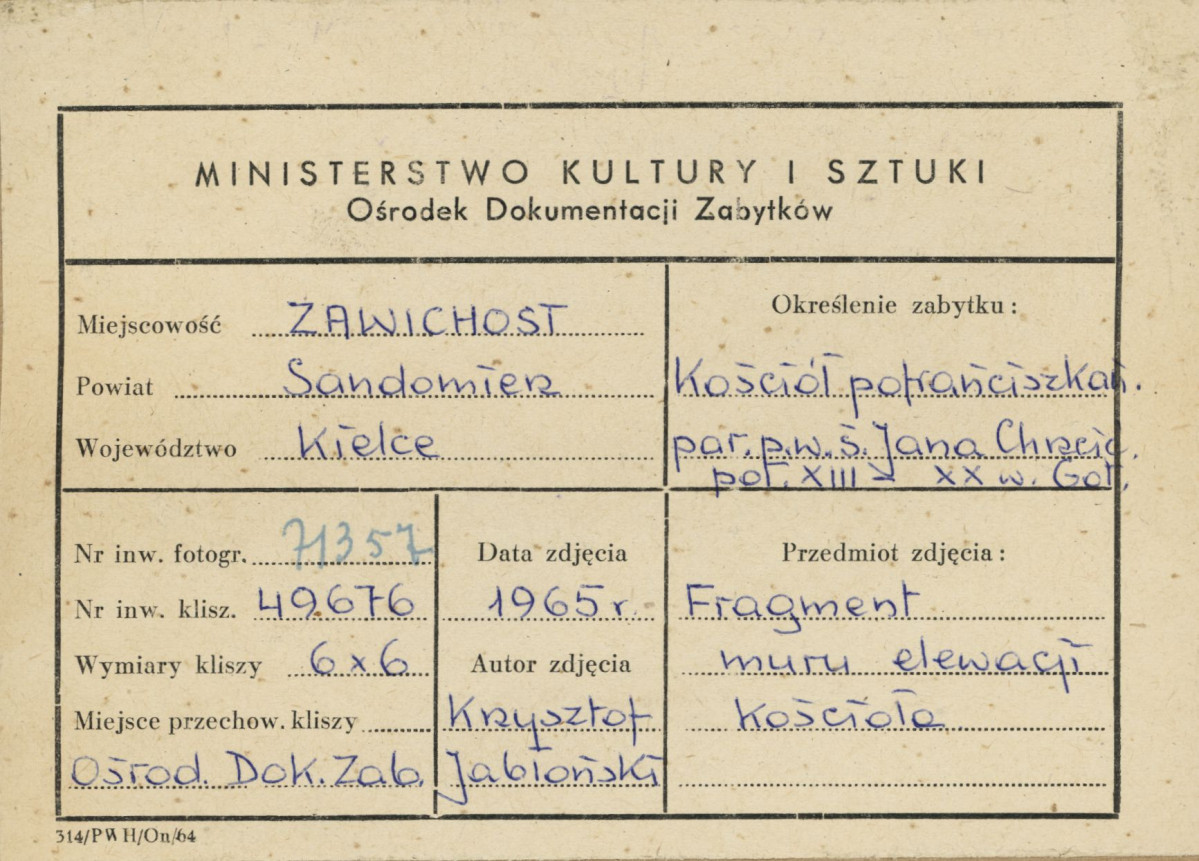 Zespół klasztorny - fragment muru elewacji kościoła z negatywami sklepień - metryczka, skan 1
