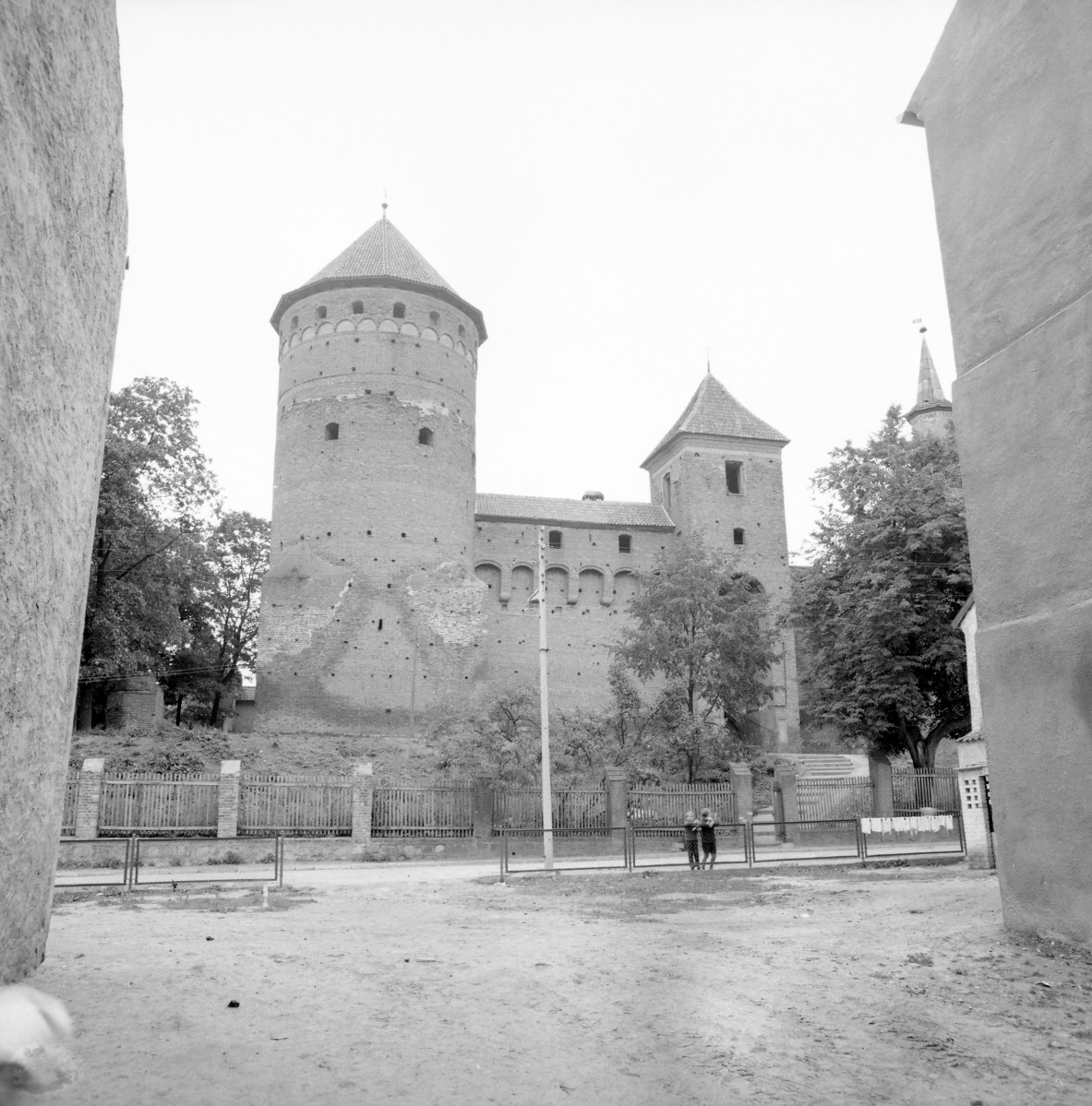 zamek biskupi - widok zewnętrzny, skan 1