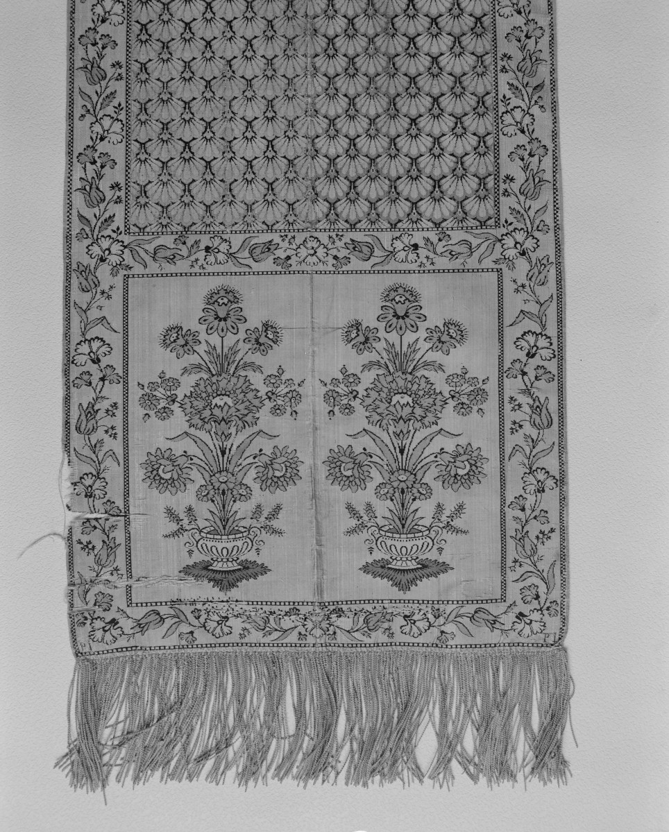 Muzeum Zamkowe - zbiory - pas jedwabny czterostronny - Lyon /1789 -1792 rok/ - głowa i wciąża /fragment/ - awers, skan 1