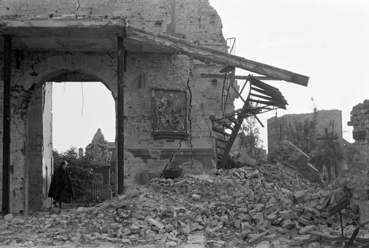 kościół pw. św. św. Piotra i Pawła - fragment ruin, skan 1