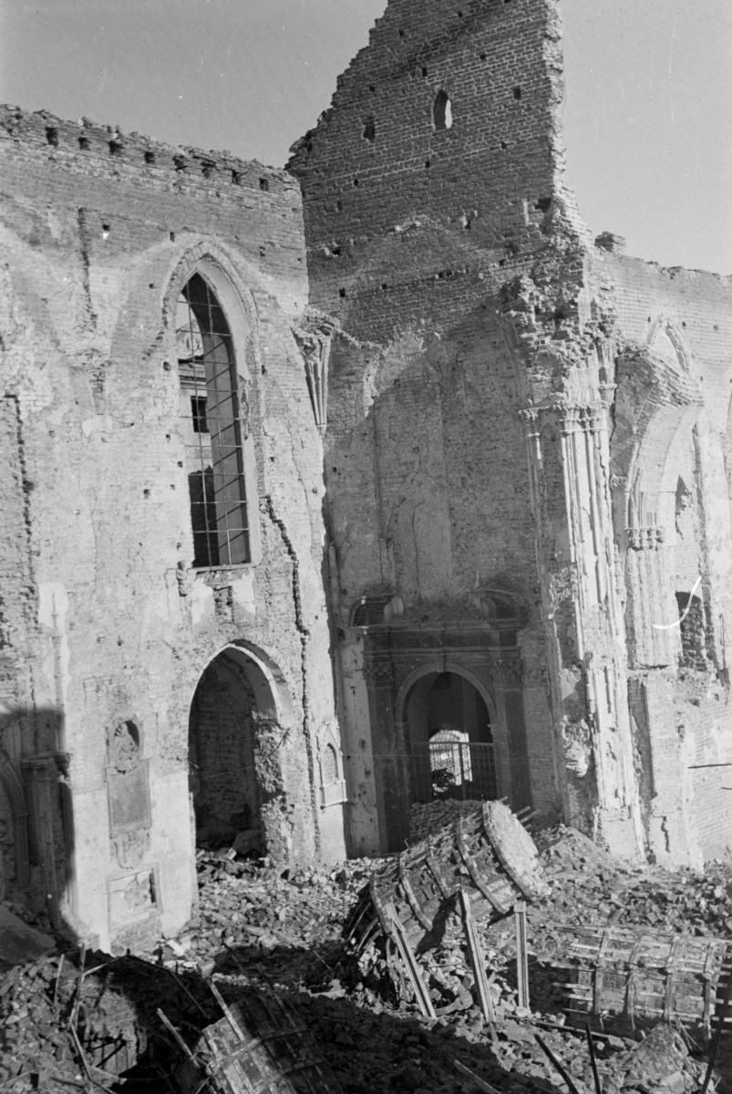 katedra pw. św. Jana - wnętrze: fragmnet ruin, skan 1