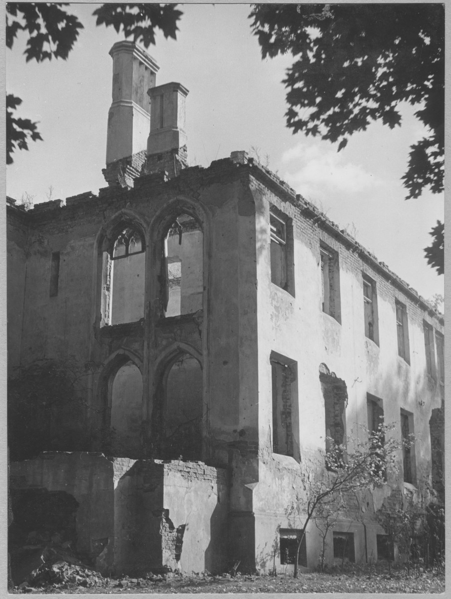 Ruiny pałacu - fragment elewacji ogrodowej i  bocznej, widok od strony płn. -  zach. , skan 1