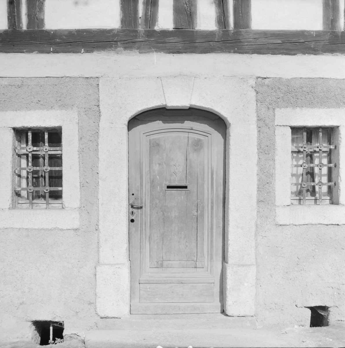zagroda wiejska dom nr. 34 / stodoła - elewacja frontowa - fragment - drzwi wejściowe, skan 1
