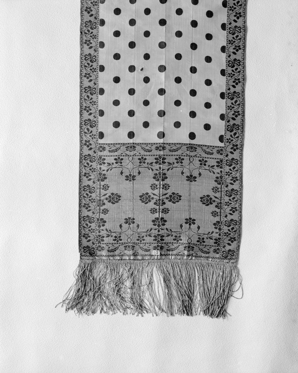 Muzeum Narodowe - zbiory - pas półlity dwustronny - Kobyłka /1781 - 1794 rok/ - głowa i wciąża /fragment/ - awers, skan 1