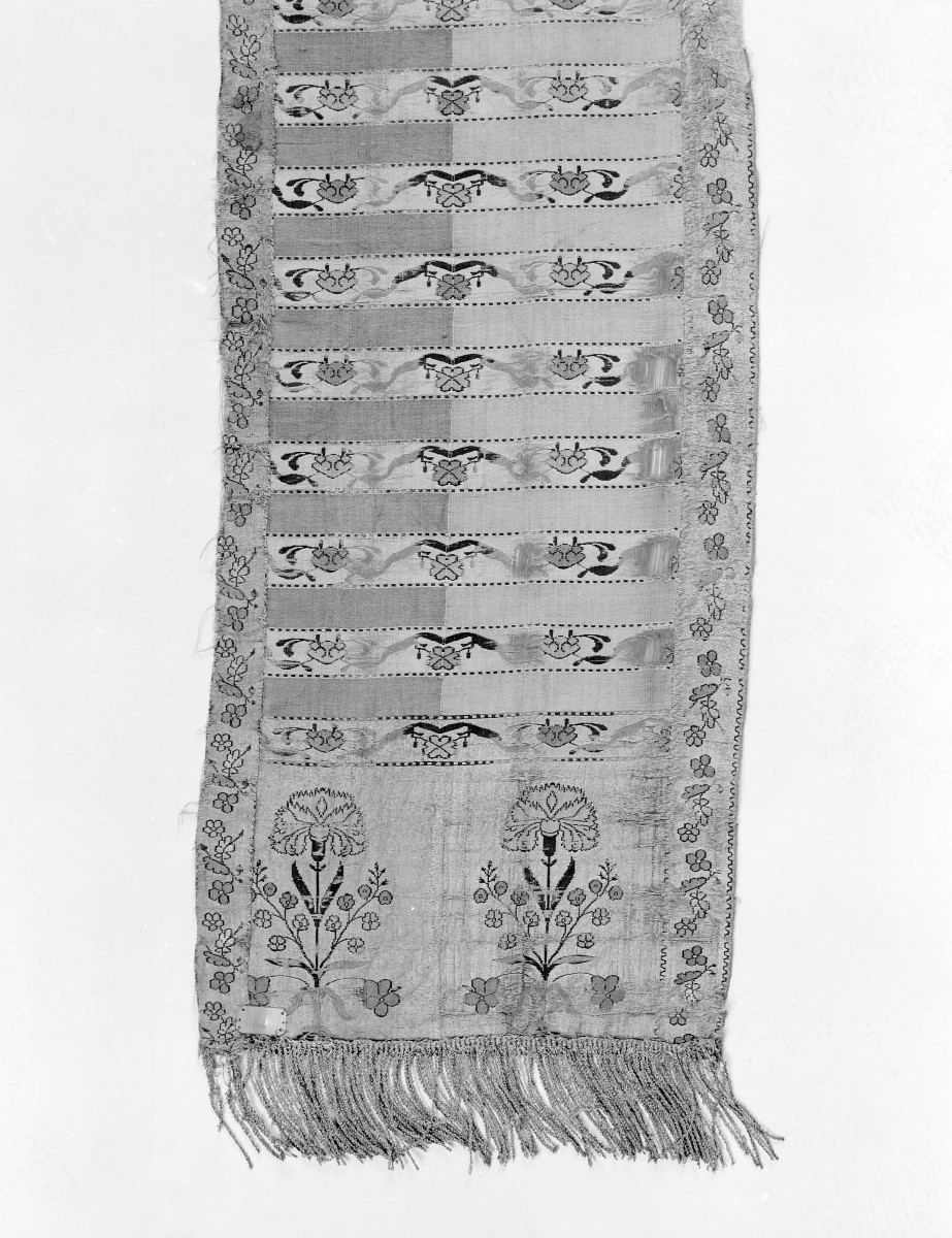 Muzeum Diecezjalne - zbiory - pas półlity dwustronny - /XVIII wiek/ -  głowa i wciąża /fragment/ - awers, skan 1
