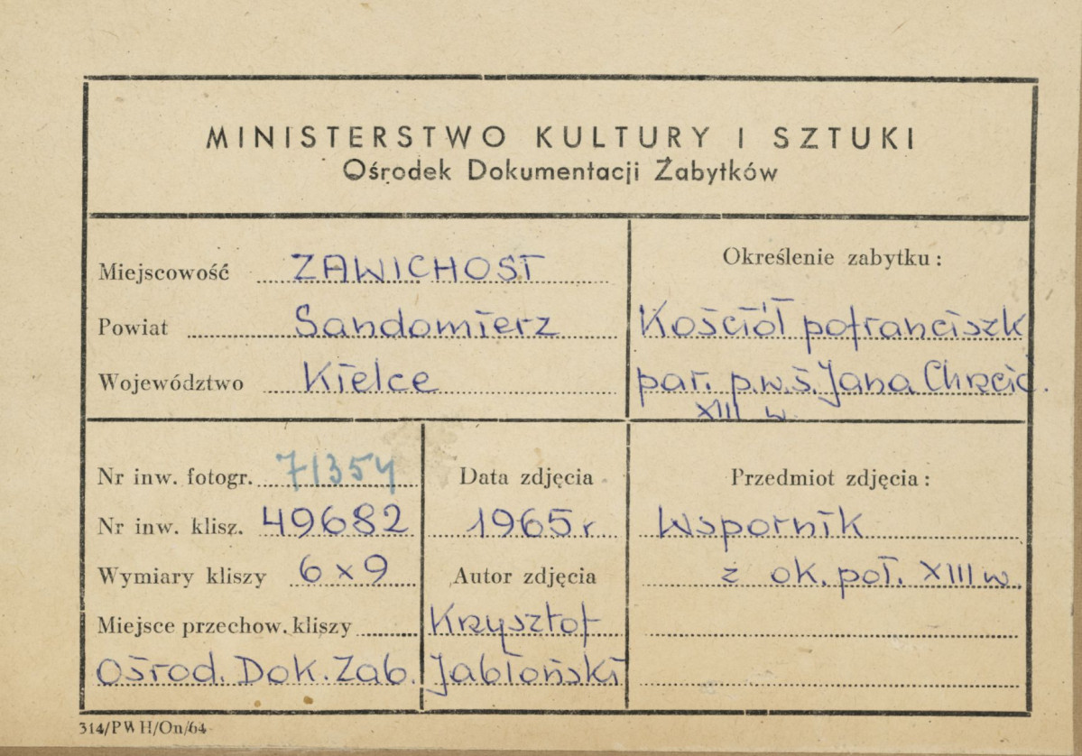Zespół klasztorny - wnętrze kościoła, widok na wsporniki - metryczka, skan 1