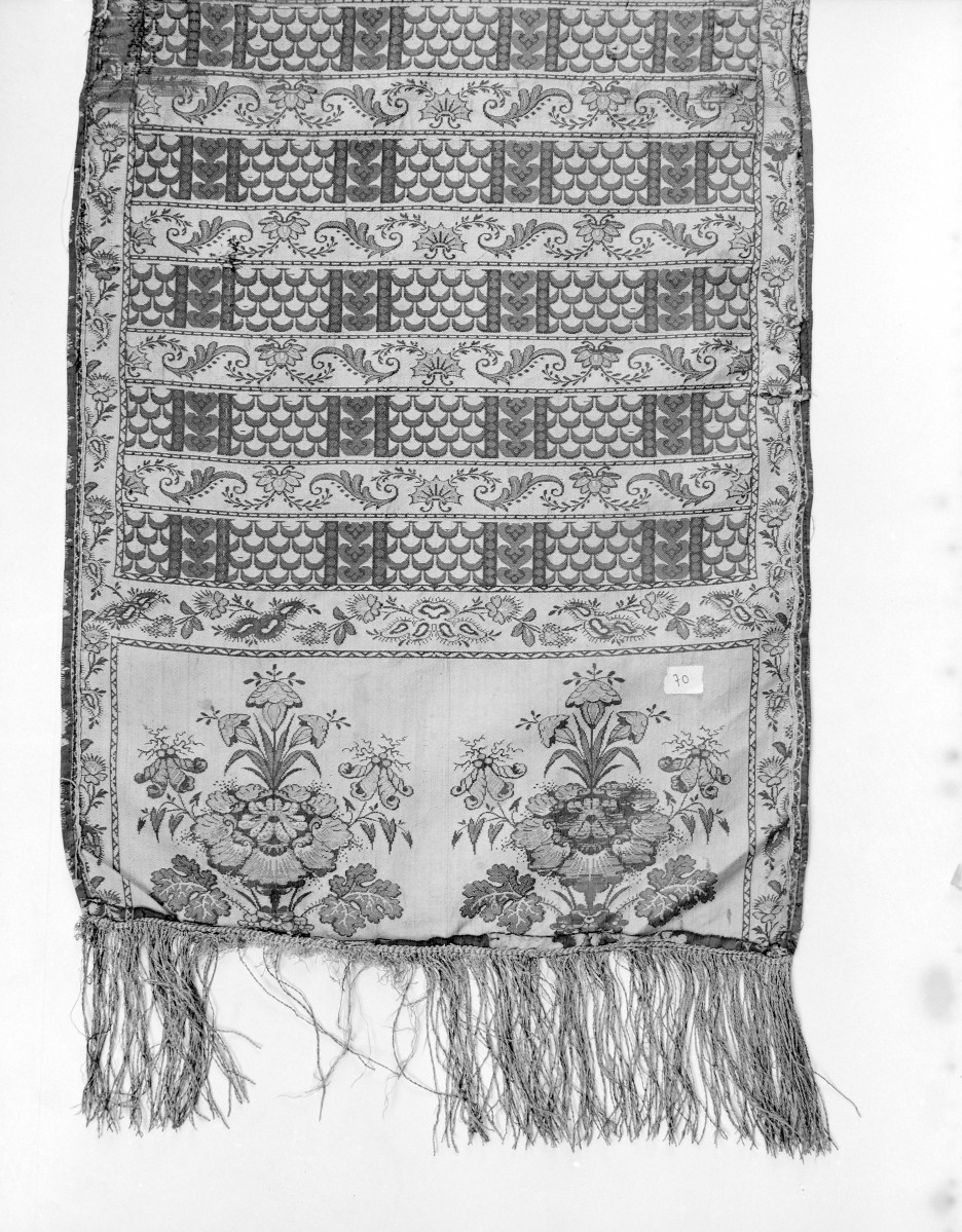 Muzeum Diecezjalne - zbiory - pas jedwabny dwustronny - Lyon /1785 - 1792 rok/ - głowa i wciąża /fragment/ - awers, skan 1