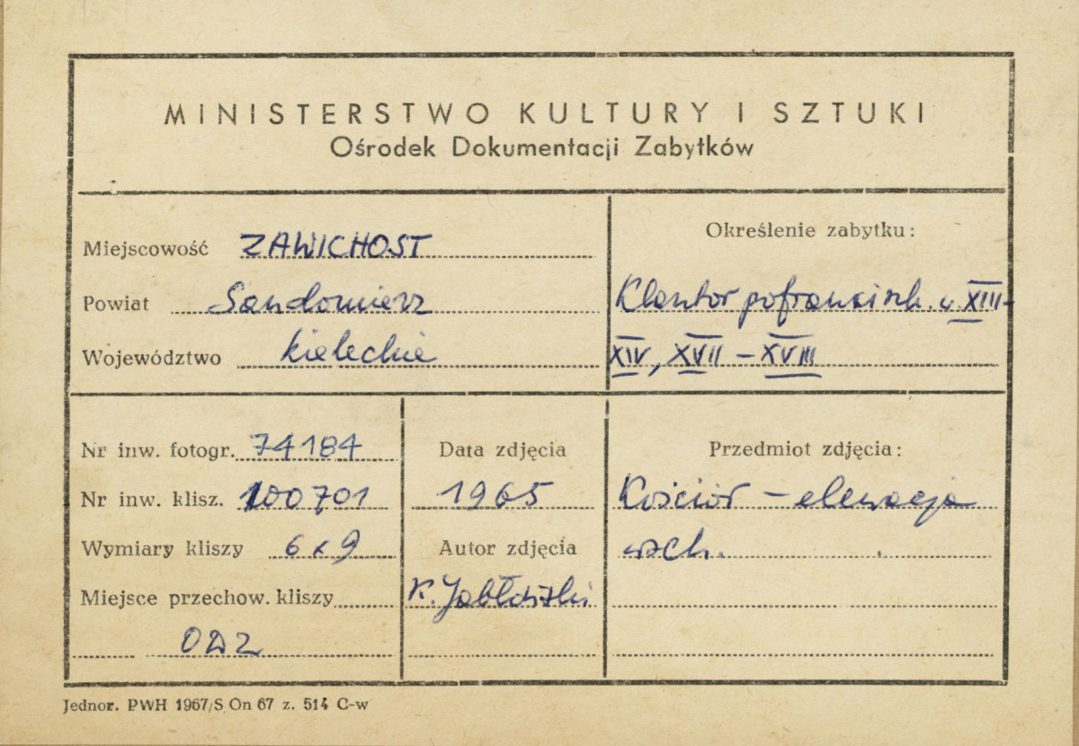 Zespół klasztorny - widok na elewację wsch. kościoła  - metryczka, skan 1