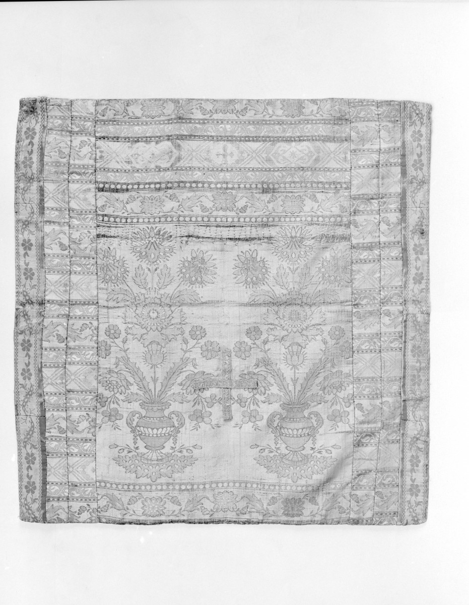 Muzeum Diecezjalne - zbiory - pas jedwabny - Lipków /Paschalis Jakubowicz 1791 - 1794 rok/ - głowa i wciąża /fragment/ - awers, skan 1