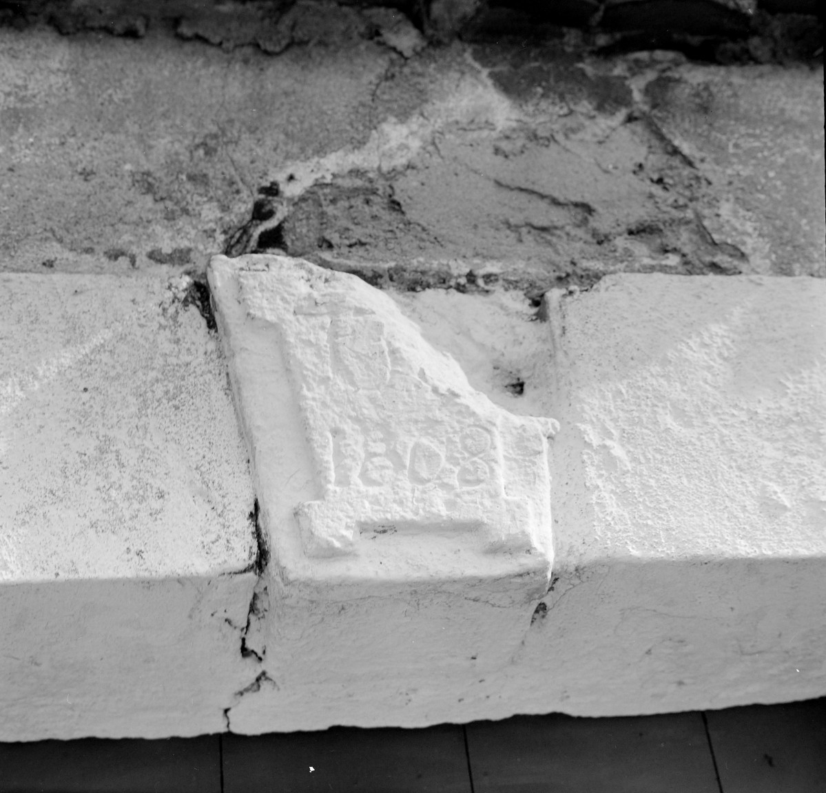 dom nr. 371 - elewacja frontowa - fragment portalu z datą 1808 r, skan 1