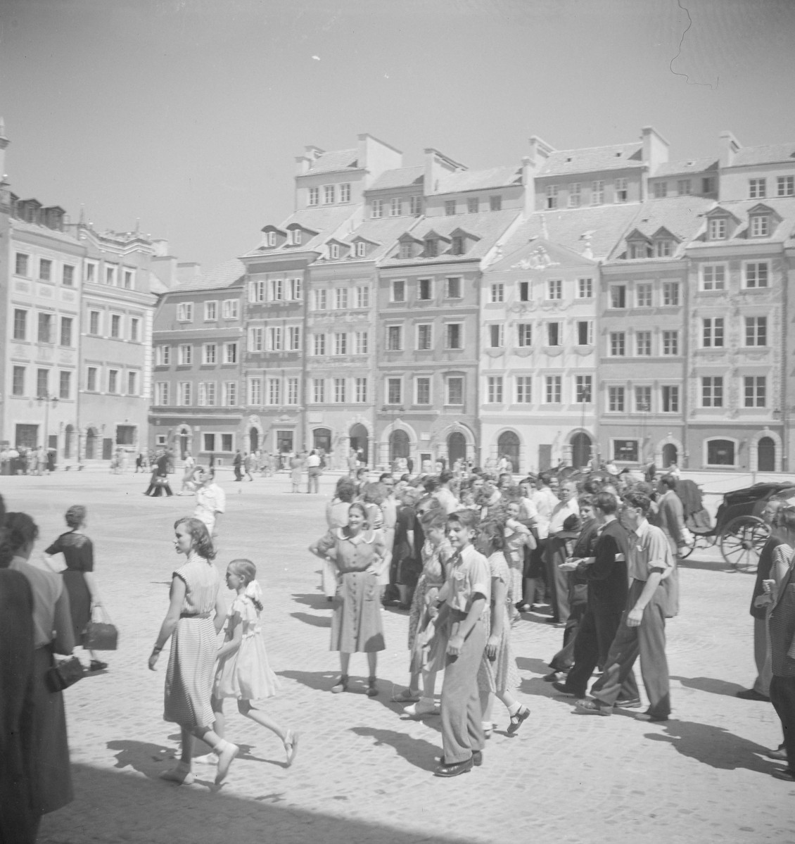 Po odbudowie, rynek starego miasta od strony Franciszka Barssa. Na pierwszym planie wycieczka młodzieży szkolnej., skan 1