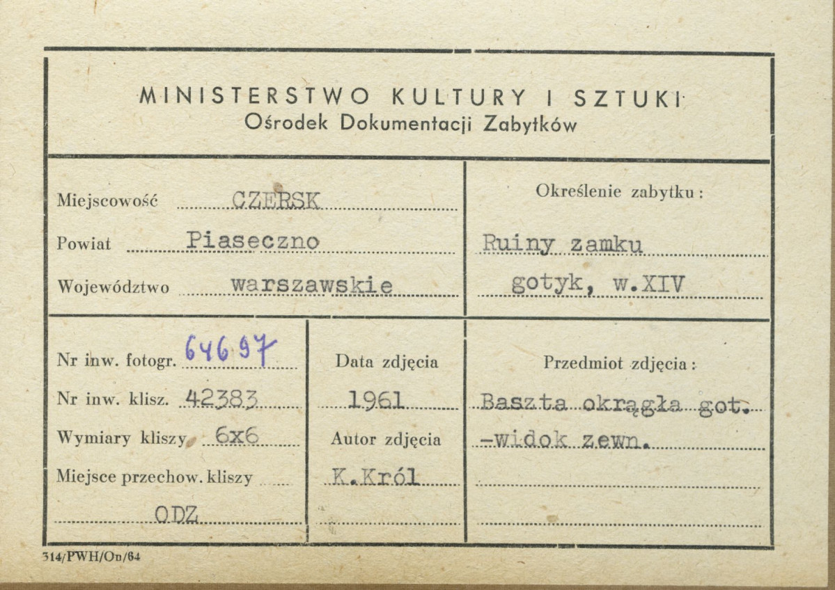 Ruiny zamku - wieża płd., widok ogólny od strony płn. - metryczka, skan 1