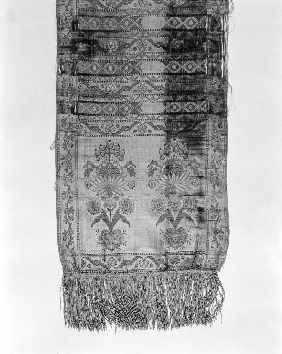 Centralne Muzeum Włókiennictwa - zbiory - pas jedwabny czterostronny - Lyon /1785 - 1792 rok/ - głowa i wciąża /fragment/ - awers, skan 1