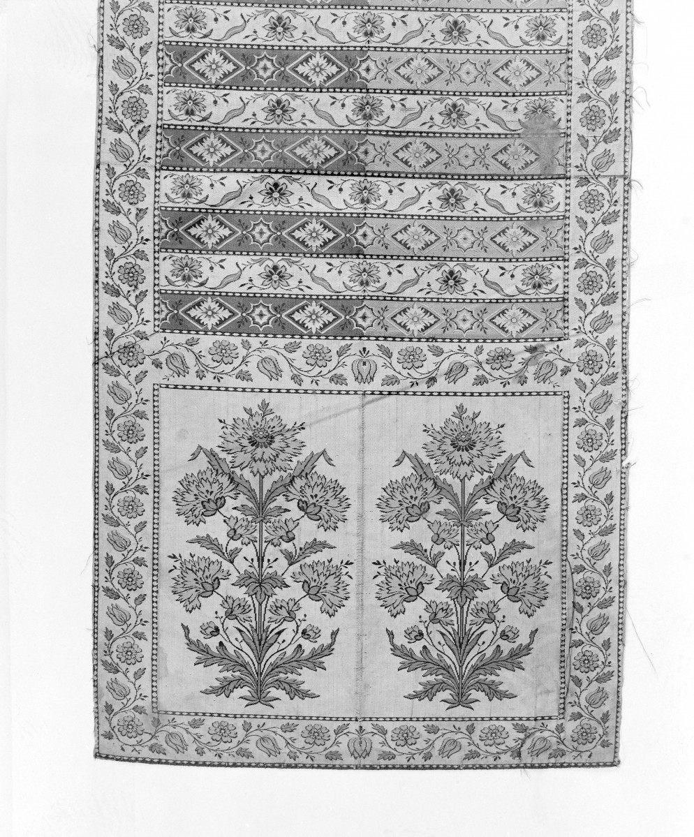 Muzeum Diecezjalne - zbiory - pas jedwabny dwustronny - Lyon /1785 - 1792 rok/ - głowa i wciąża /fragment/ - awers, skan 1